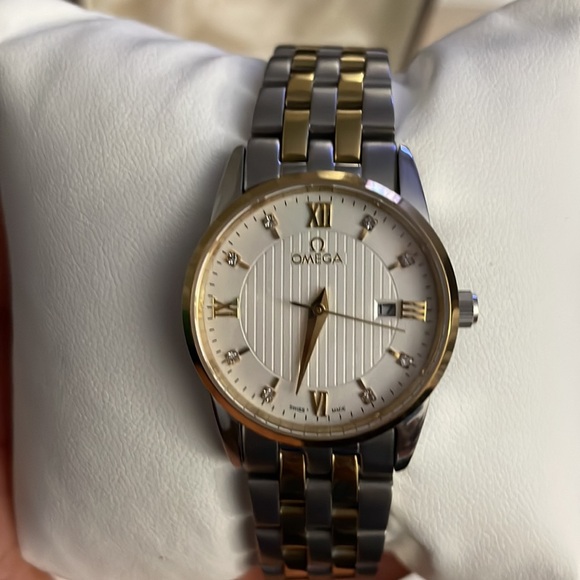 Beautiful gold and silver.  watch with storage box - Picture 4 of 5